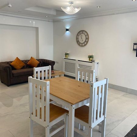 Newly Refurbished - Affordable Four Bedroom Semi-Detached House Near Luton Airport And Luton Hospital Dış mekan fotoğraf