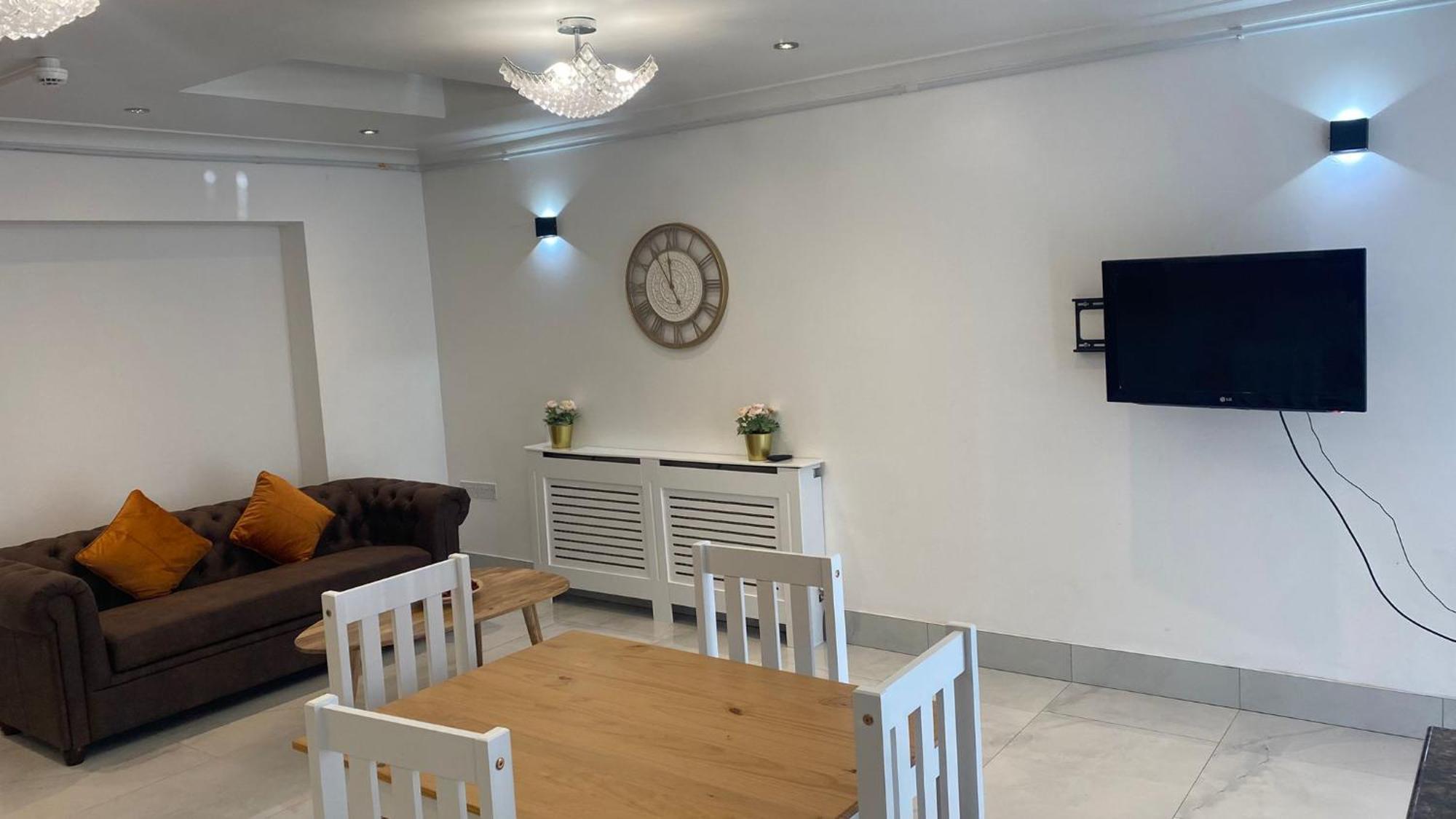 Newly Refurbished - Affordable Four Bedroom Semi-Detached House Near Luton Airport And Luton Hospital Dış mekan fotoğraf