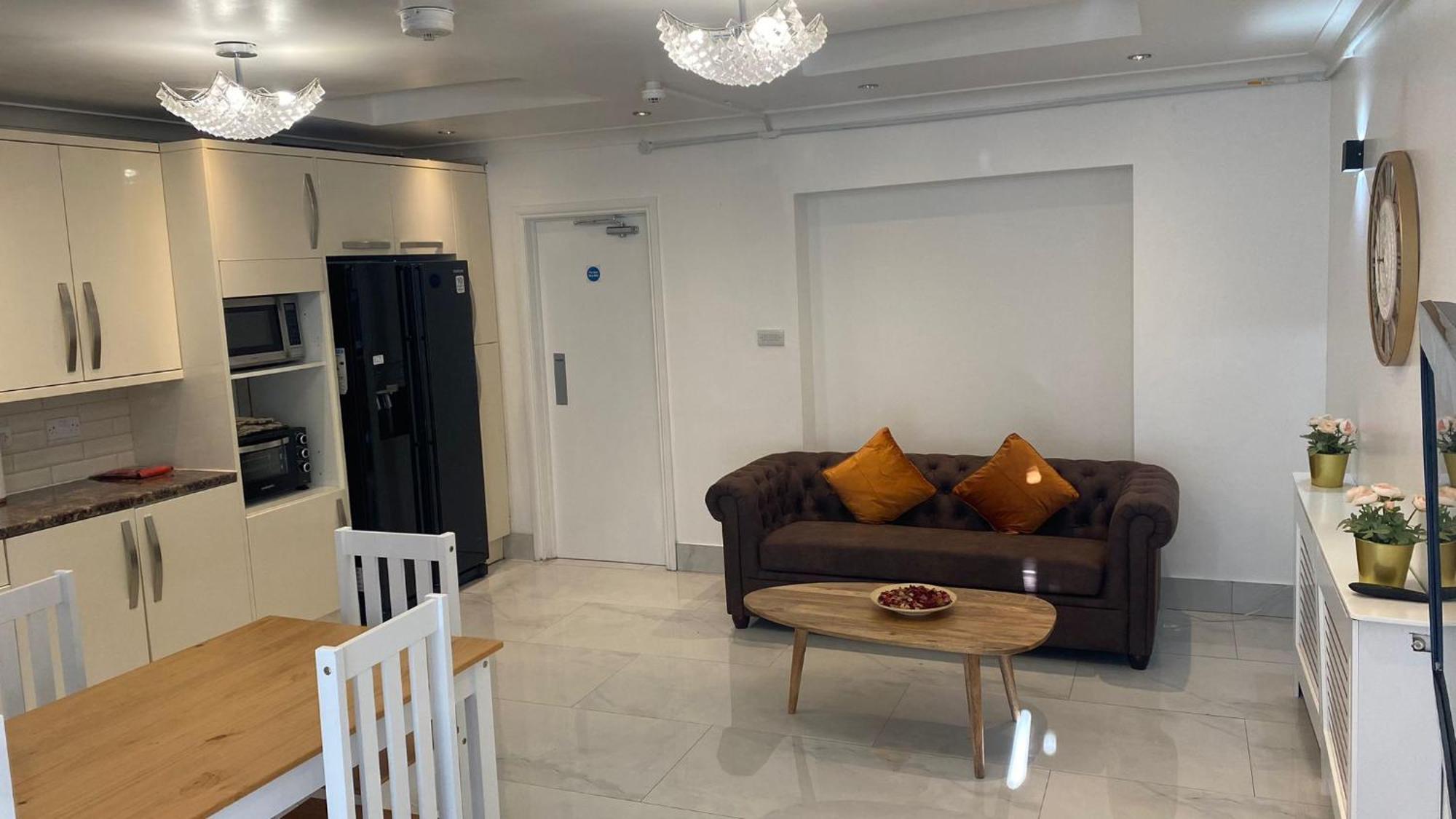 Newly Refurbished - Affordable Four Bedroom Semi-Detached House Near Luton Airport And Luton Hospital Dış mekan fotoğraf