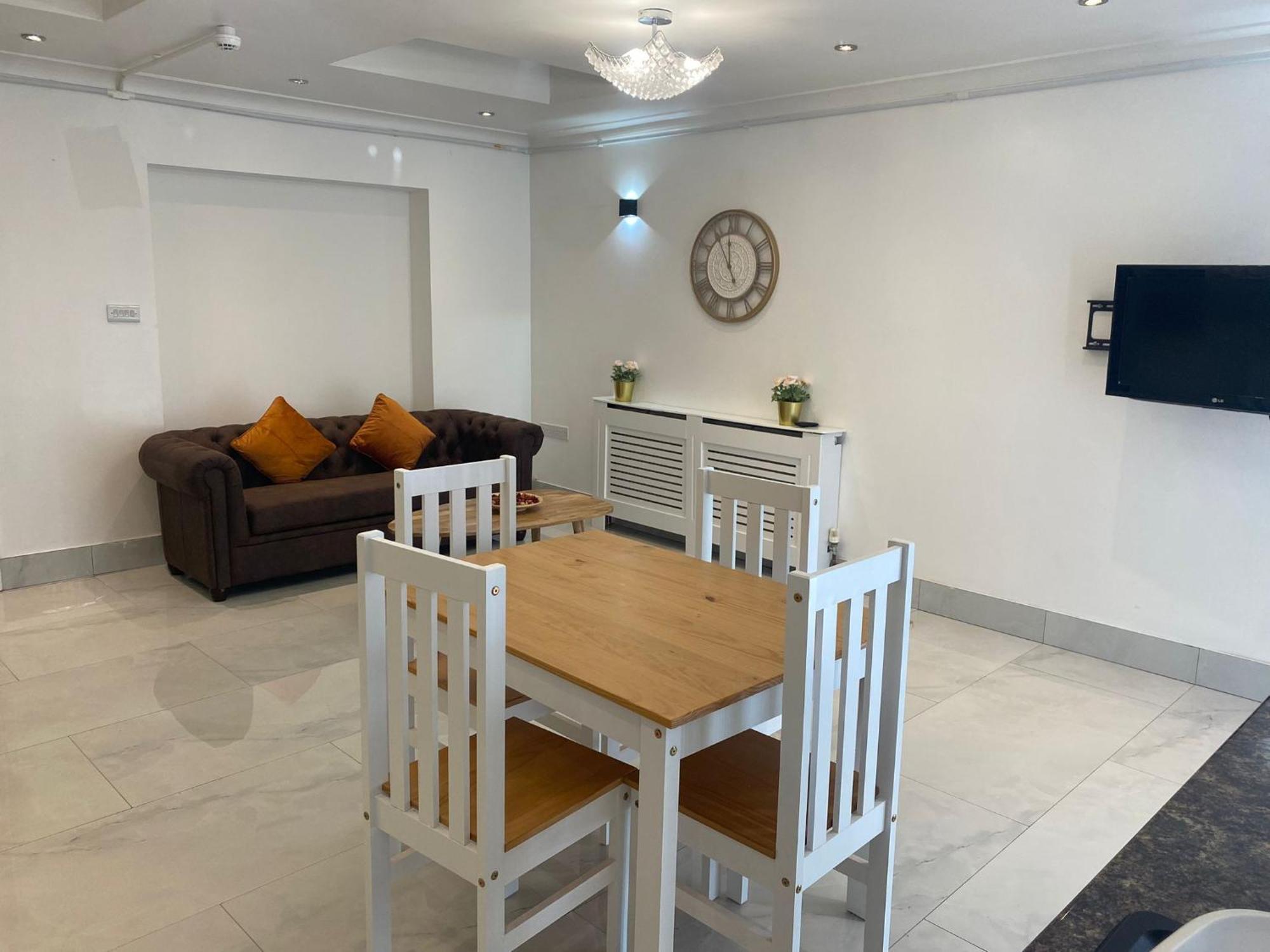 Newly Refurbished - Affordable Four Bedroom Semi-Detached House Near Luton Airport And Luton Hospital Dış mekan fotoğraf