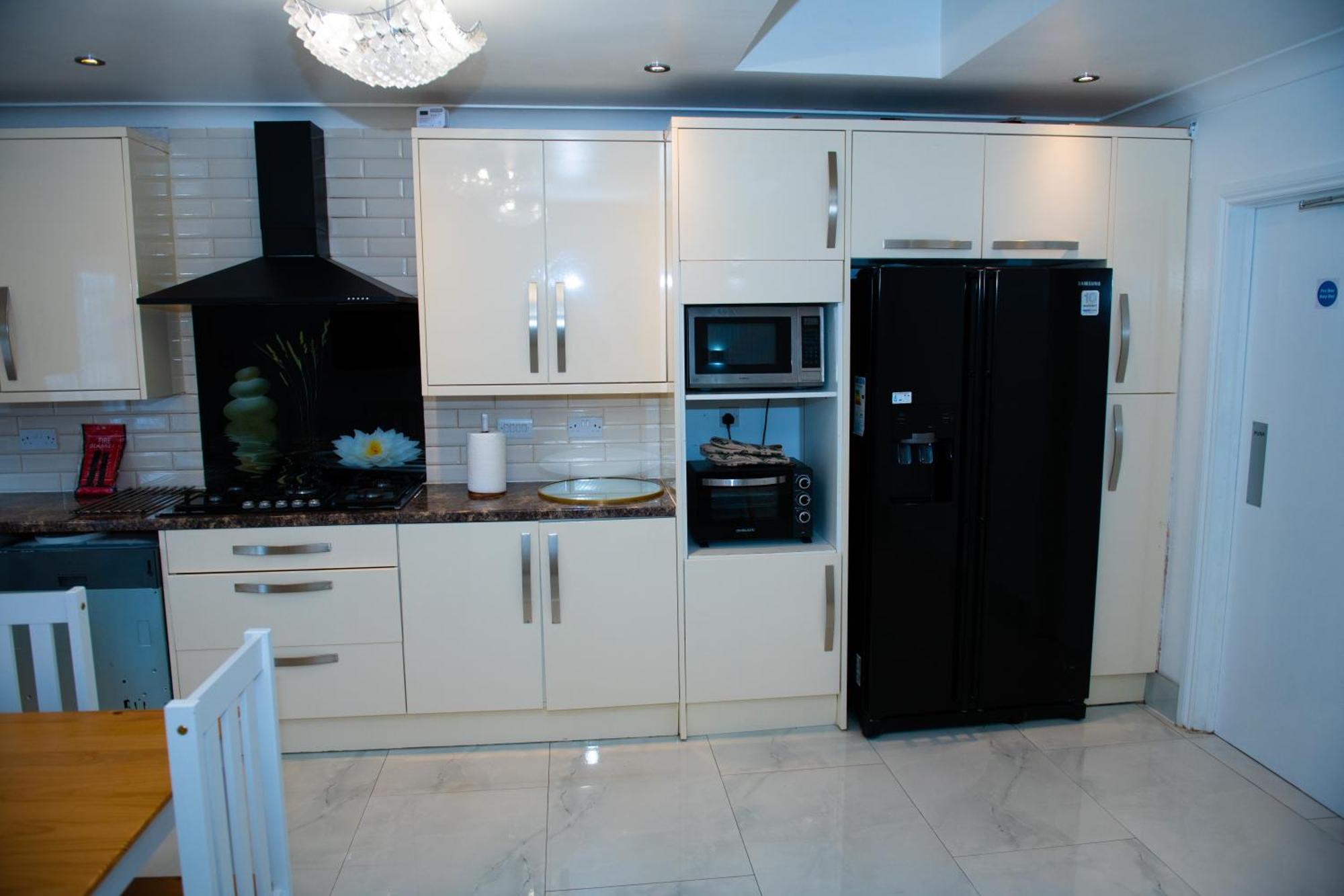 Newly Refurbished - Affordable Four Bedroom Semi-Detached House Near Luton Airport And Luton Hospital Dış mekan fotoğraf