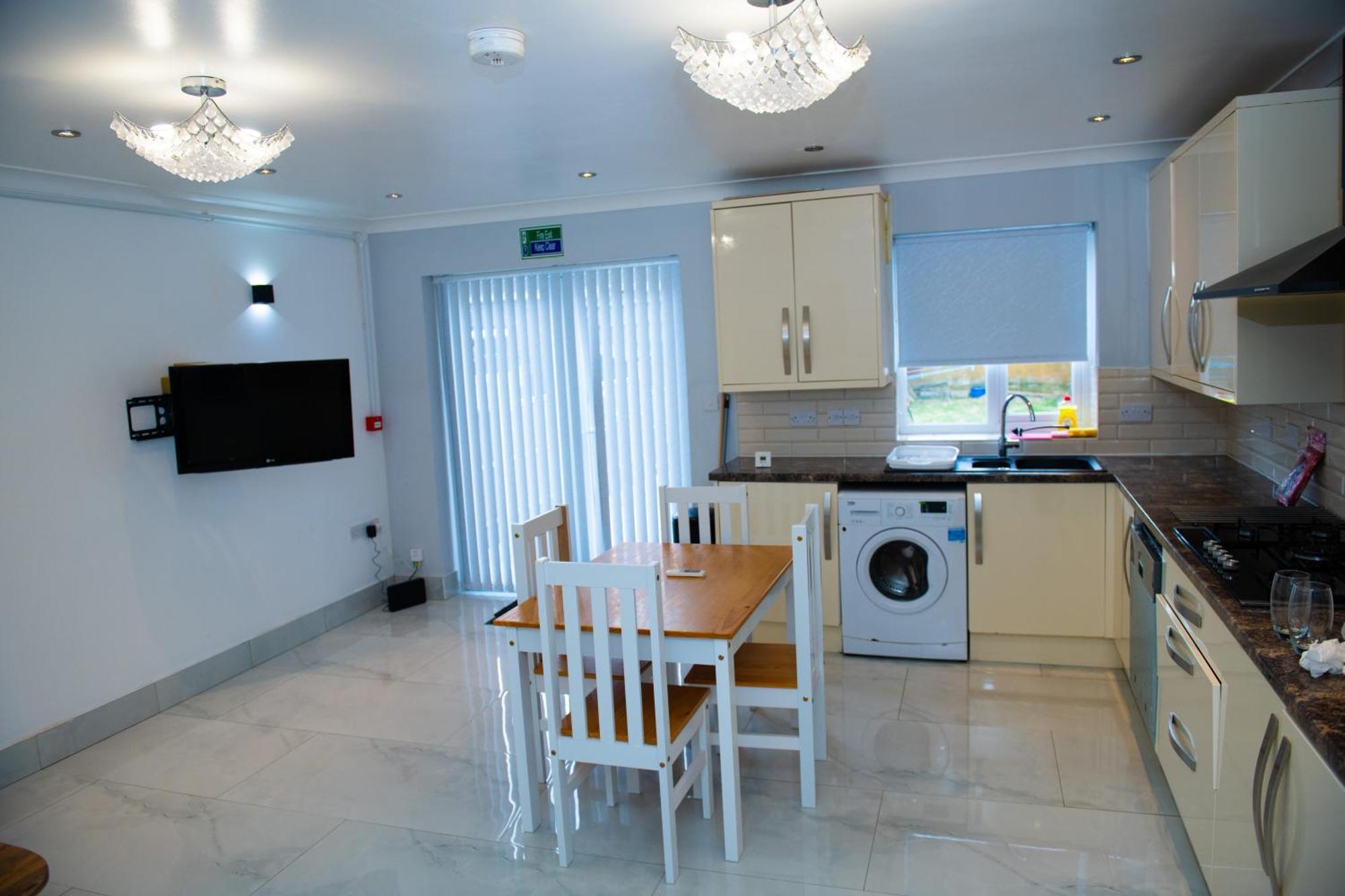 Newly Refurbished - Affordable Four Bedroom Semi-Detached House Near Luton Airport And Luton Hospital Dış mekan fotoğraf