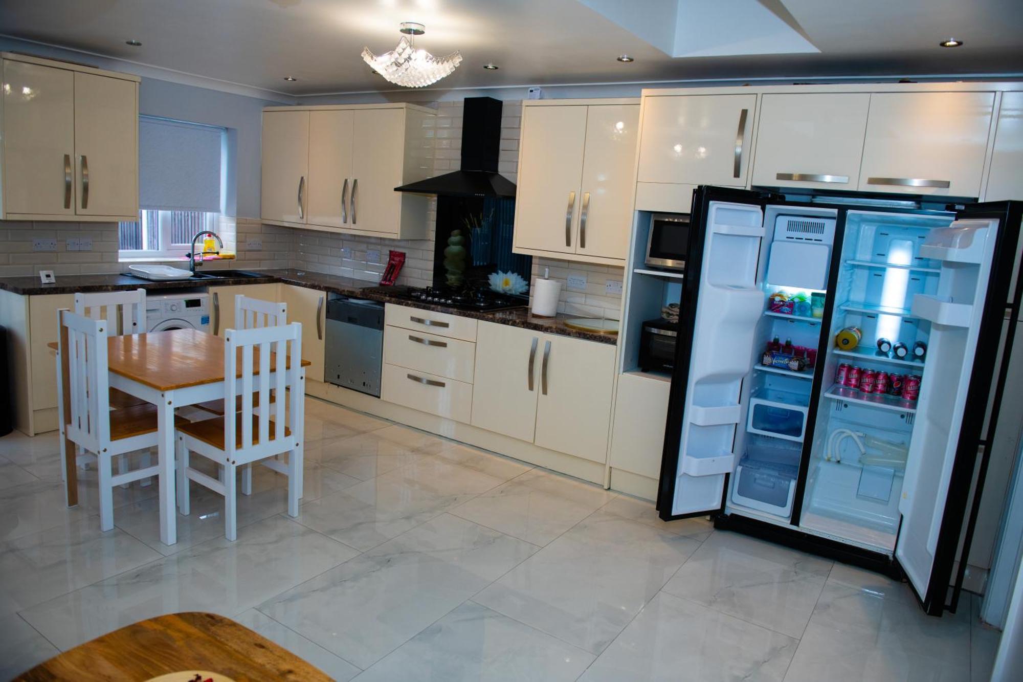 Newly Refurbished - Affordable Four Bedroom Semi-Detached House Near Luton Airport And Luton Hospital Dış mekan fotoğraf