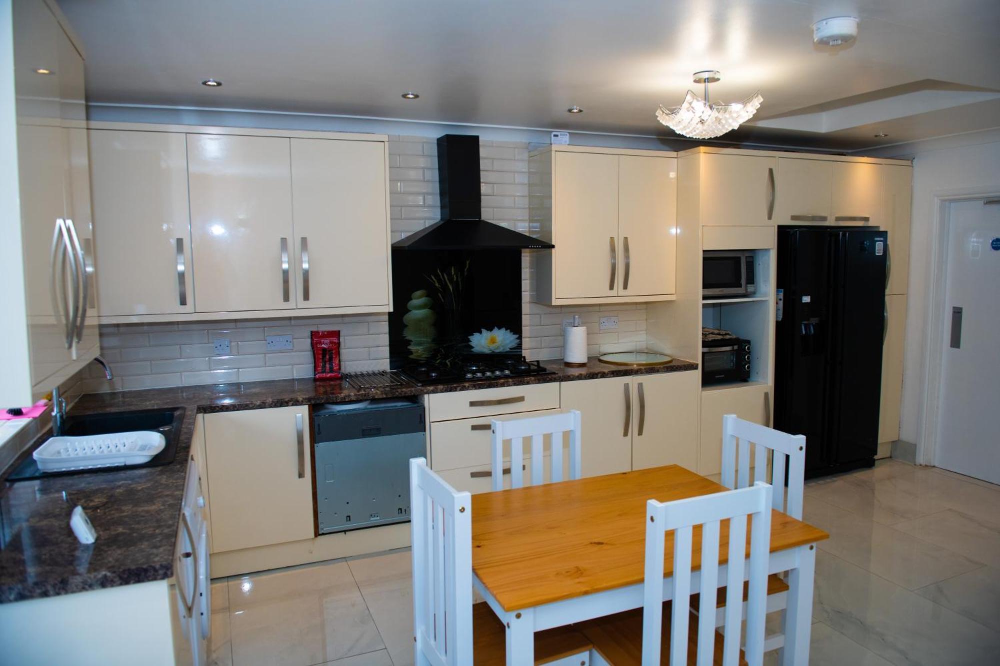 Newly Refurbished - Affordable Four Bedroom Semi-Detached House Near Luton Airport And Luton Hospital Dış mekan fotoğraf