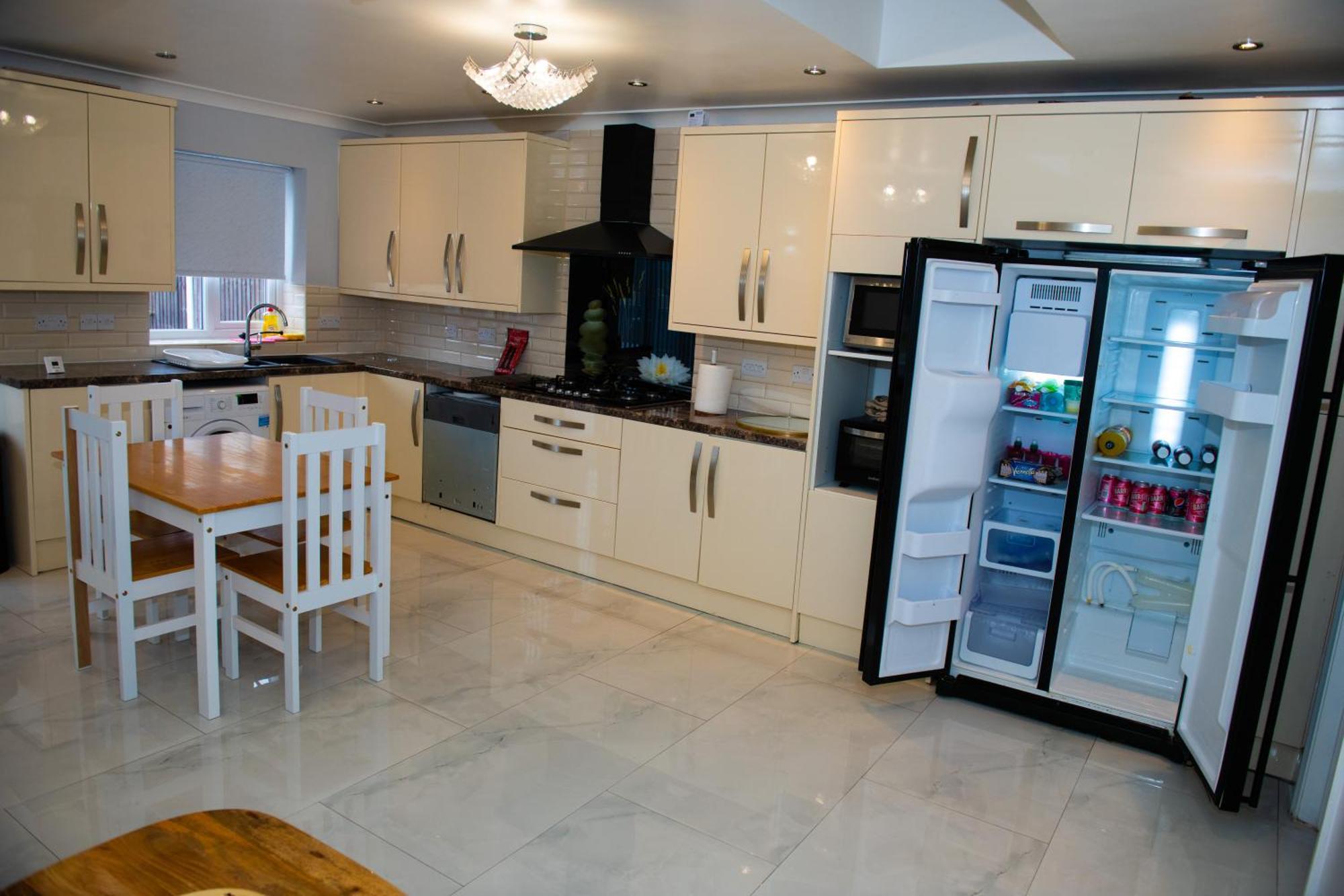 Newly Refurbished - Affordable Four Bedroom Semi-Detached House Near Luton Airport And Luton Hospital Dış mekan fotoğraf