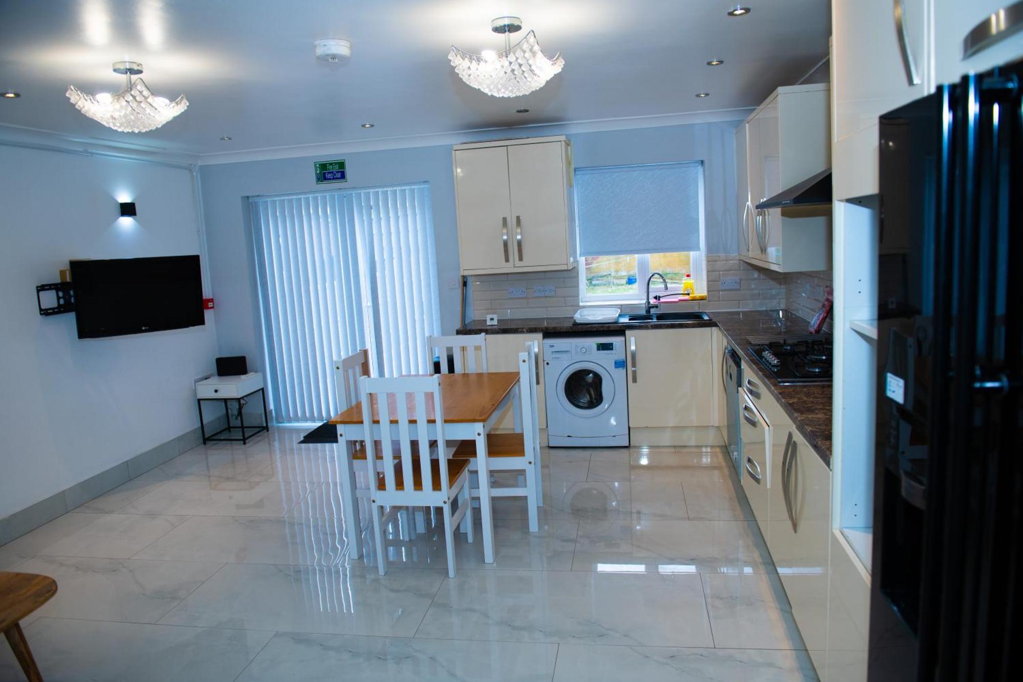 Newly Refurbished - Affordable Four Bedroom Semi-Detached House Near Luton Airport And Luton Hospital Dış mekan fotoğraf